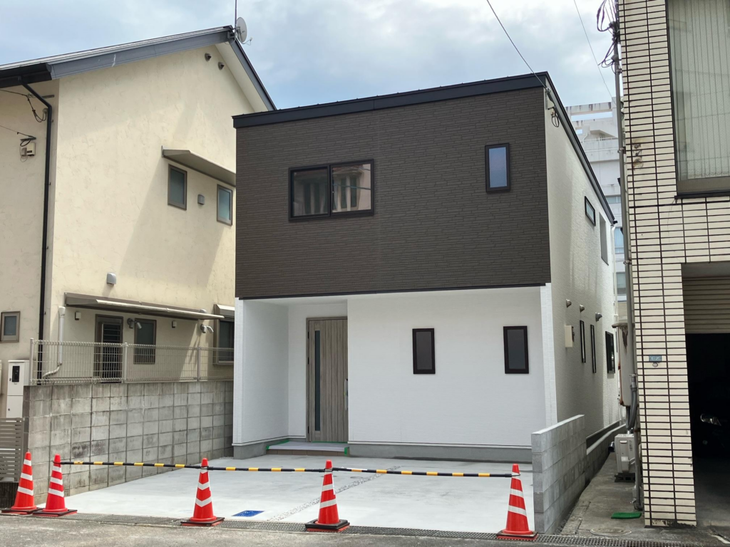 高知市北本町
高知駅 徒歩5分
築浅3LDK 売戸建
3,740万円
2023年9月築
駐車2台並列
この物件は、何よりもまず高知駅徒歩5分です。