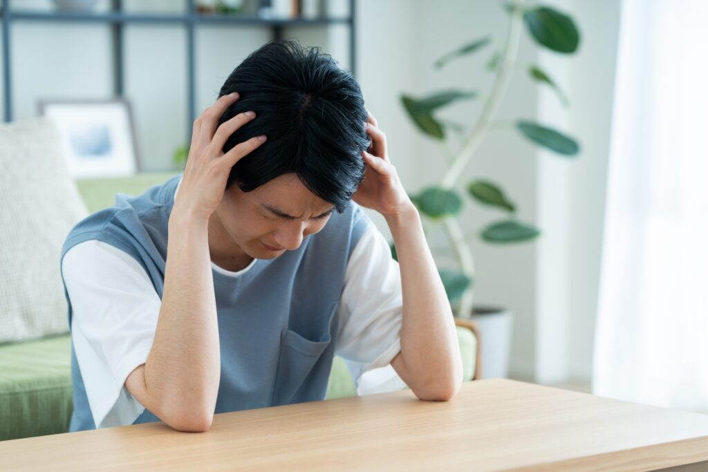 悩む人