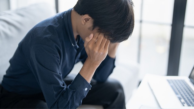 悩む人