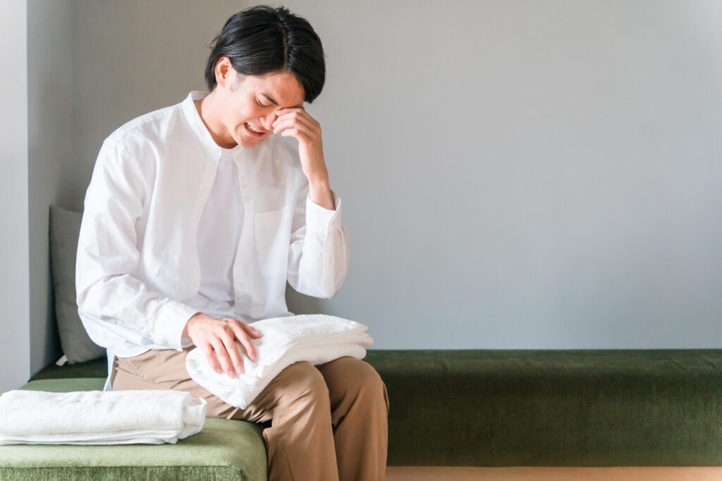 悩む人